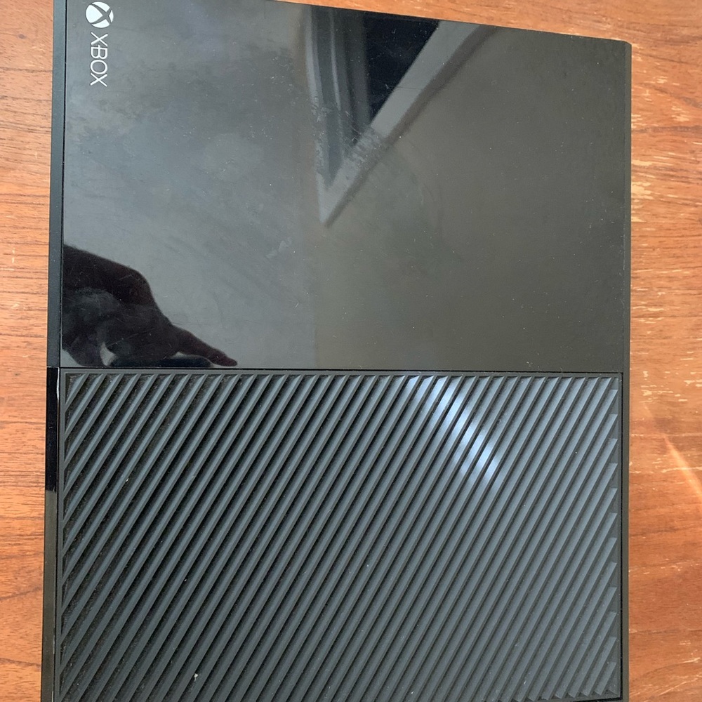 Xbox One with 3 Games and 3 Controllers - Picture 7 of 8